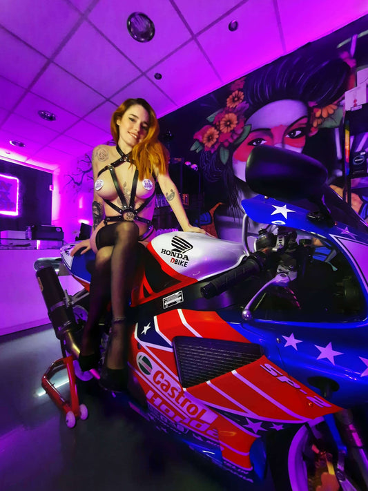 Arnés de cuerpo entero Giorgia, diseño sensual y dominante, ideal para resaltar curvas y juegos íntimos intensos.