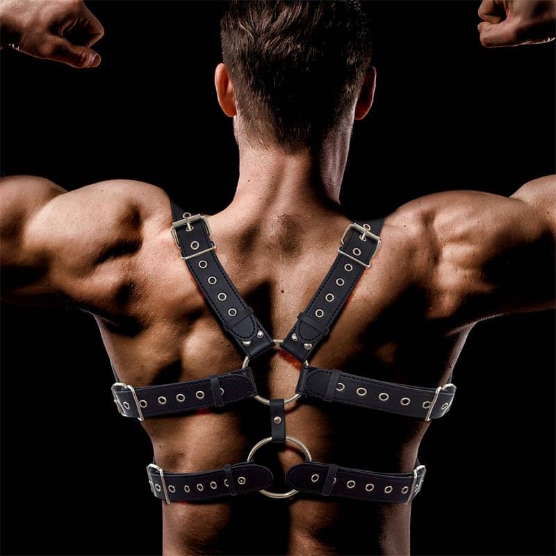 Arnés masculino para torso, ideal para juegos en pareja, con puntos de sujeción para cadenas y correas, realza la sensualidad del pecho.