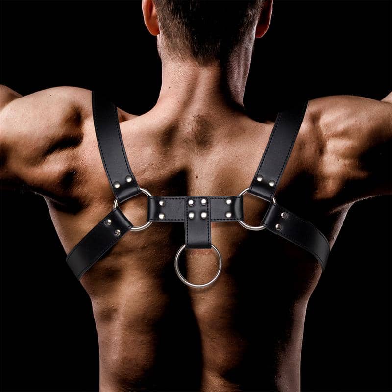 Arnés masculino corto estilo BDSM, ideal para destacar el torso y aportar presencia dominante en juegos eróticos intensos.