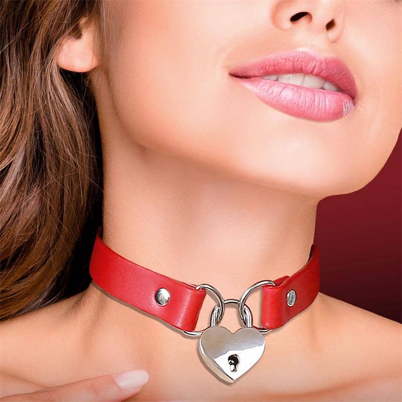 Collar de cuero vegano con candado en forma de corazón esmaltado, diseño ajustable con cerradura central, mezcla de estilo romántico y atrevido.