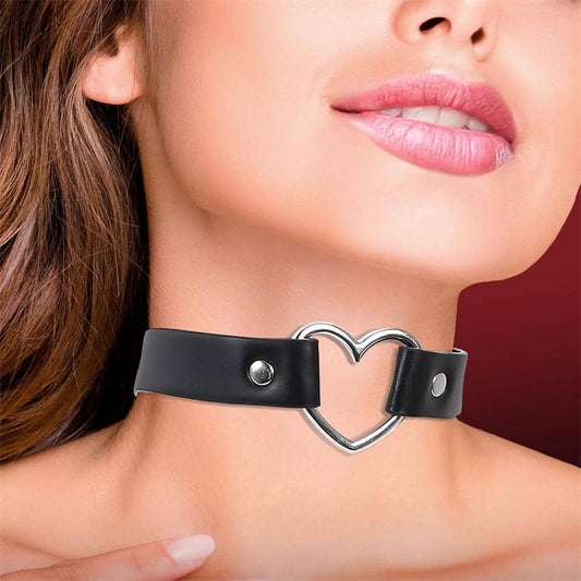 Choker de cuero vegano con detalle central en forma de corazón, diseño ajustable con acabado metálico, ideal para estilismos BDSM y moda alternativa con un toque romántico.