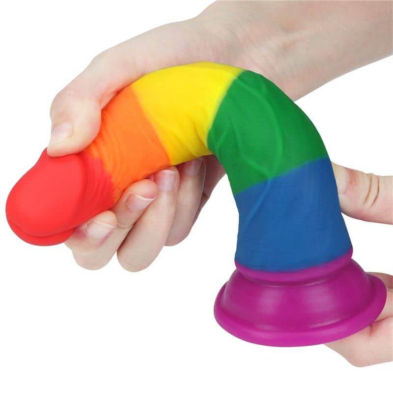 Dildo Pride con colores del orgullo, silicona médica curvada al cuerpo, base con succión y compatible con arnés.