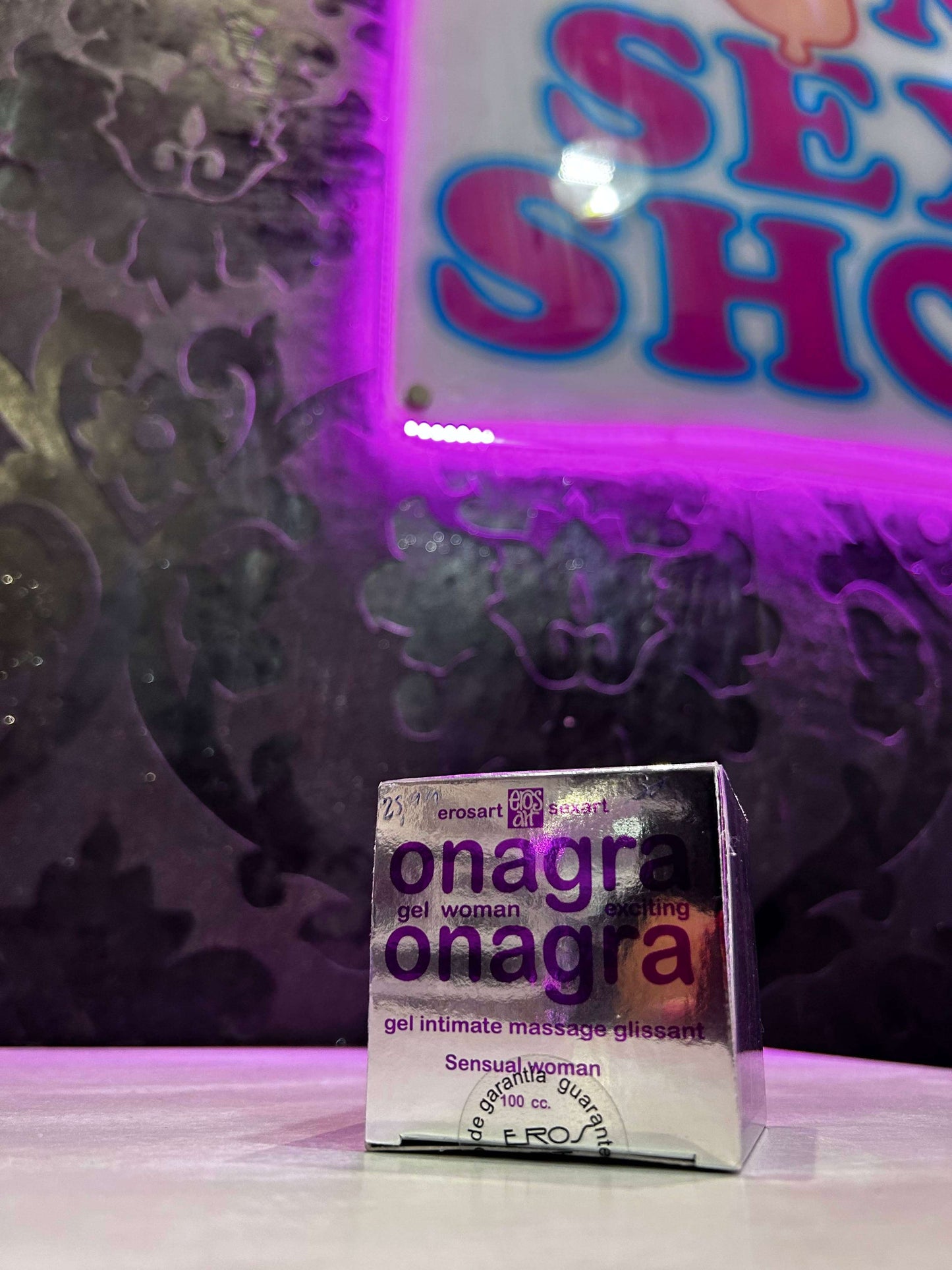 Arnés sin tirantes con diseño curvo para estimular el punto G y penetración, fabricado en TPR y silicona flexible de tacto suave.