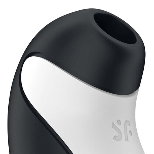 Detalle del succionador y vibrador de clítoris Orca Satisfyer, con boquilla pequeña.