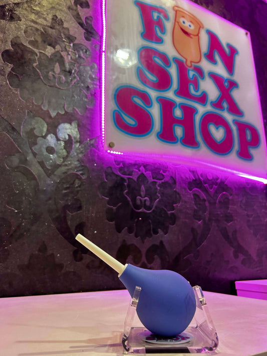 Enema anal Glove con pera aplicadora y depósito recargable, ideal para una limpieza previa segura antes del sexo anal.