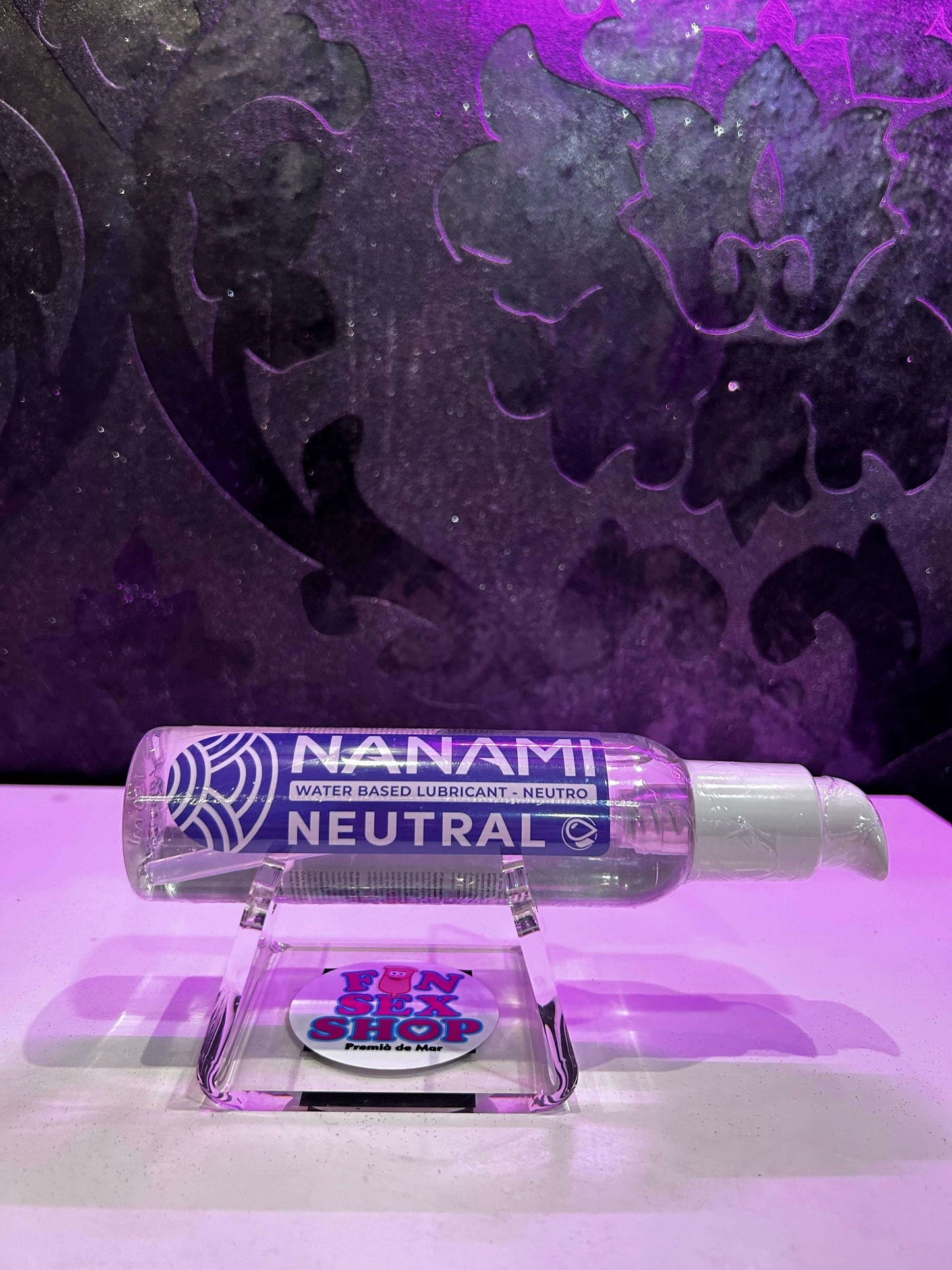 Lubricante neutro a base de agua, comestible, sin olor ni sabor, compatible con preservativos y juguetes.