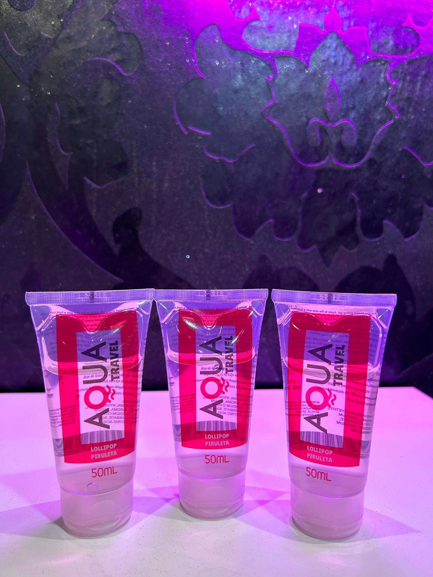 Lubricante íntimo con sabor a piruleta, ideal para juegos orales y momentos de placer dulce con textura suave y comestible.