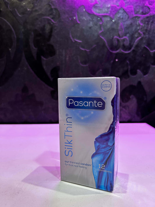 Preservativos ultra finos Pasante Silk Thin™ de 0.04 mm, fabricados en látex sin alcohol ni ingredientes animales, para una sensación natural y segura.