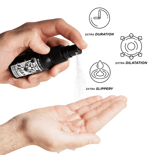 La mano del hombre rocía el Spray Anal Relajante, resaltando las características para mayor duración, dilatación y resbaladiza.