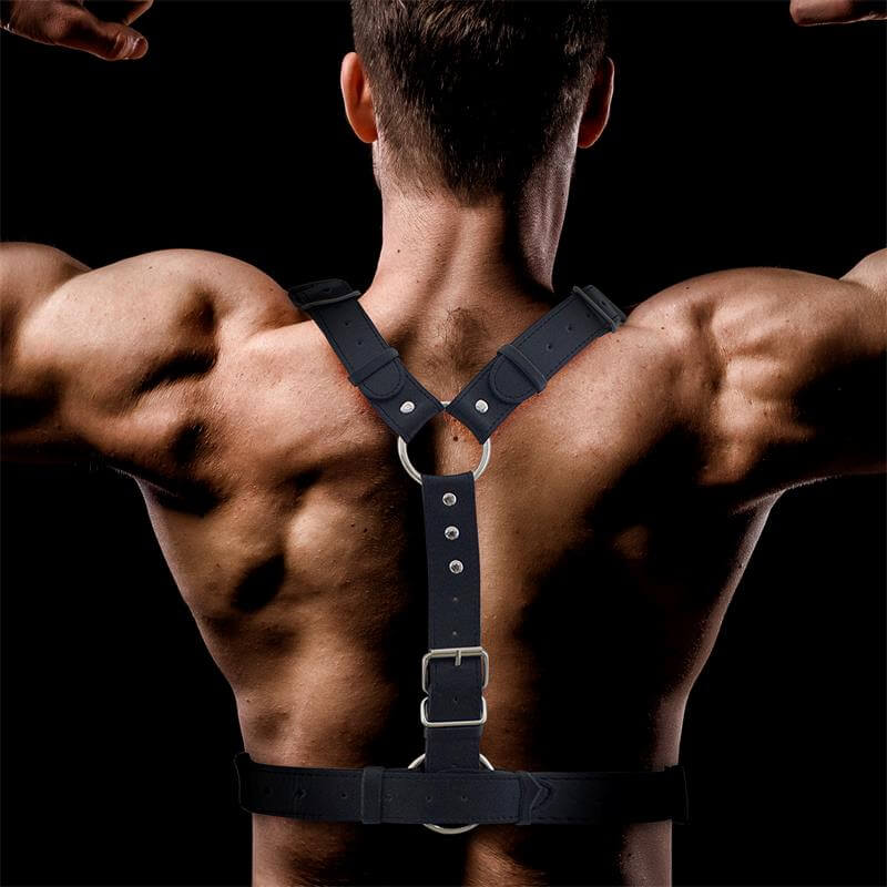 Arnés masculino de pecho en cuero vegano con correas ajustables, anillas metálicas y tachuelas, ideal para juegos BDSM y estilo dominante.