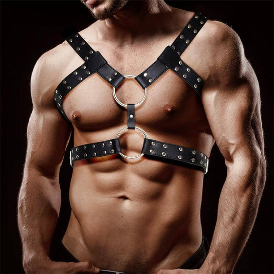 Arnés masculino para torso, ideal para juegos en pareja, con puntos de sujeción para cadenas y correas, realza la sensualidad del pecho.