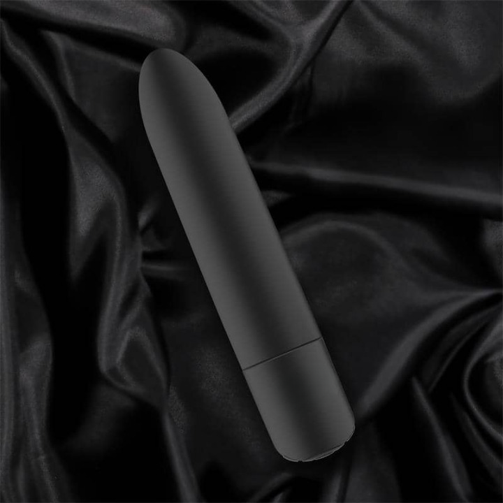 Bala vibradora pequeña con diseño alargado y punta redondeada, múltiples modos de vibración, recargable por USB e impermeable para uso cómodo y discreto.
