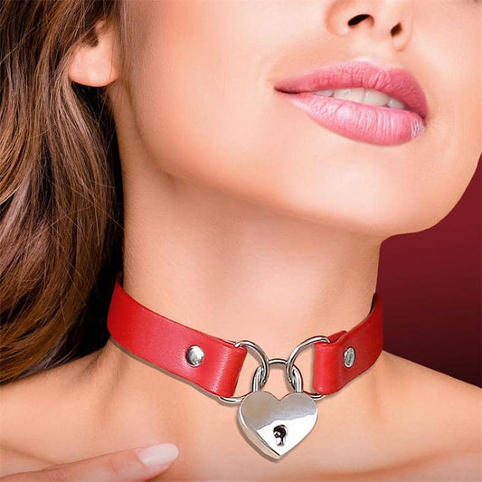 Collar de cuero vegano con candado en forma de corazón esmaltado, diseño ajustable con cerradura central, mezcla de estilo romántico y atrevido.