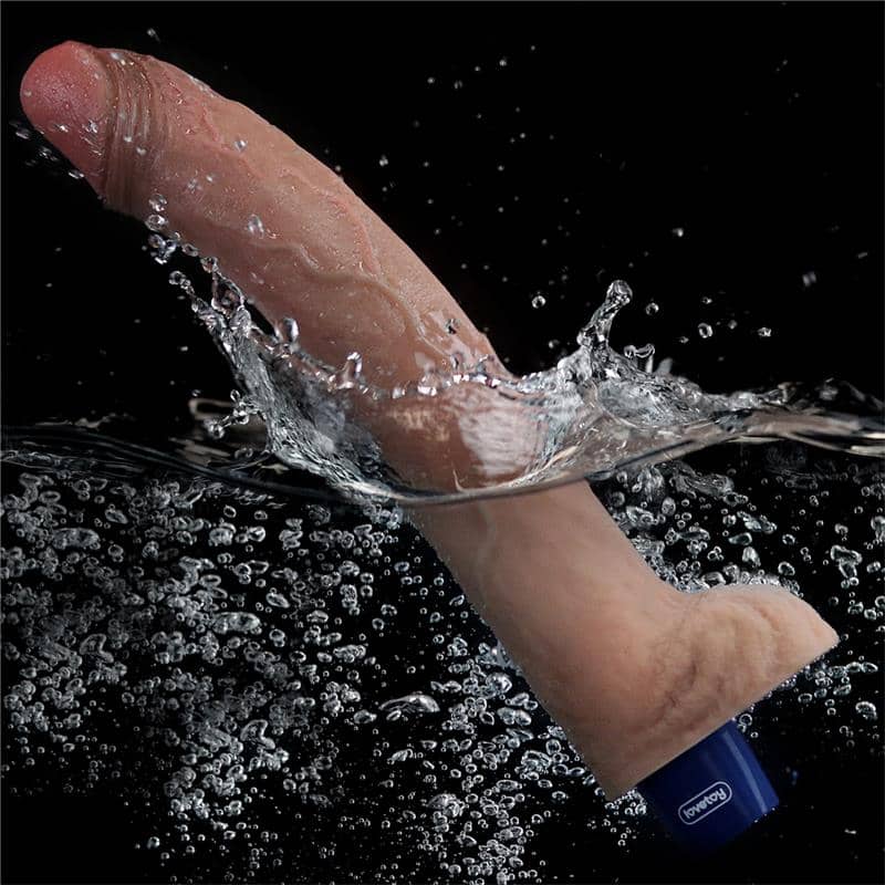 Dildo vibrador impermeable sumergido en agua, destacando su diseño realista y motor silencioso.