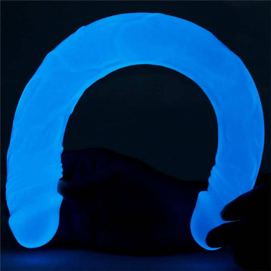 Dildo doble fluorescente de silicona flexible, ideal para juegos compartidos o estimulación doble, visible en la oscuridad.