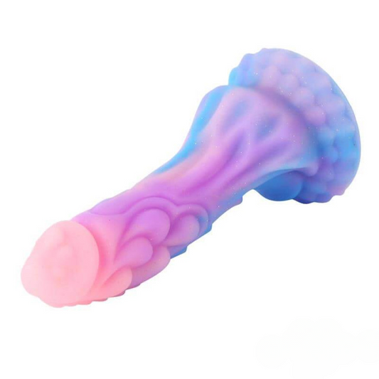 Colorido Consolador Dragón con cuerpo texturizado y fuerte base de ventosa para un uso versátil.