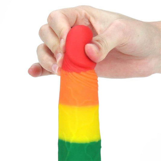 Dildo Pride con colores del orgullo, silicona médica curvada al cuerpo, base con succión y compatible con arnés.