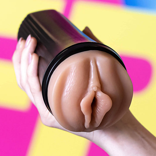 Masturbador con forma de vagina realista, gama media, diseñado para estimulación masculina intensa y placentera.