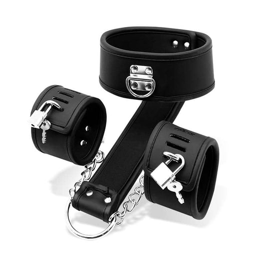 Set BDSM con collar, esposas ajustables y cierre con candado, conectados por tiras y cadenas para juegos de dominación.