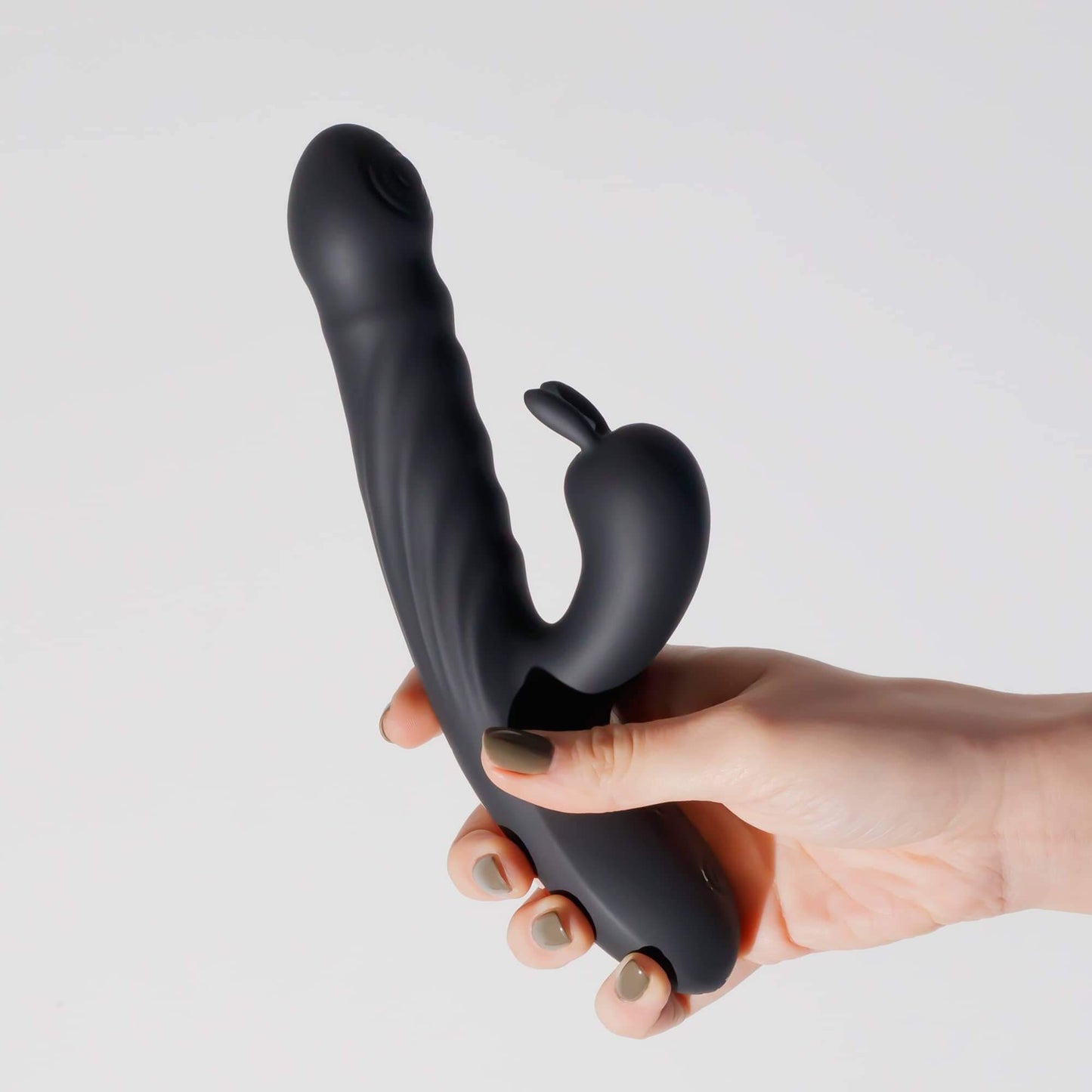 Vibrador con empuje Lapin en mano, diseño estilizado y orejas flexibles para estimulación.