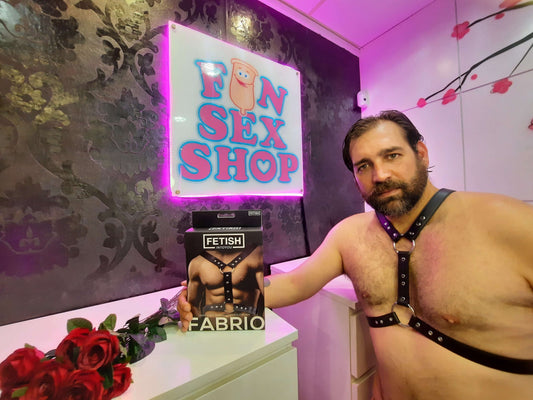 Arnés masculino de pecho en cuero vegano con correas ajustables, anillas metálicas y tachuelas, ideal para juegos BDSM y estilo dominante.