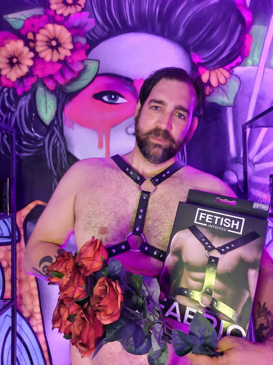 Arnés masculino de pecho en cuero vegano con correas ajustables, anillas metálicas y tachuelas, ideal para juegos BDSM y estilo dominante.